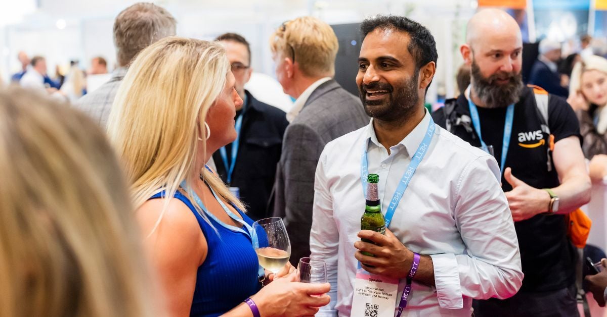 people networking at hett show networking drinks