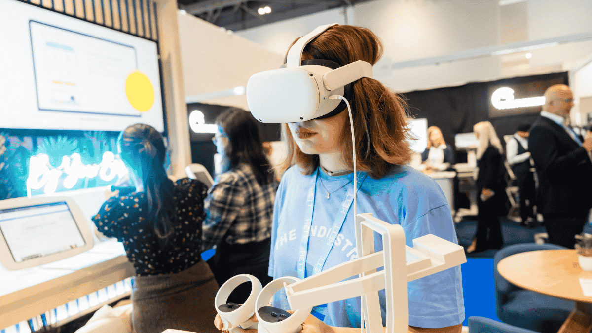 healthcare professional using a VR headset at an exhibitor stand at HETT Show